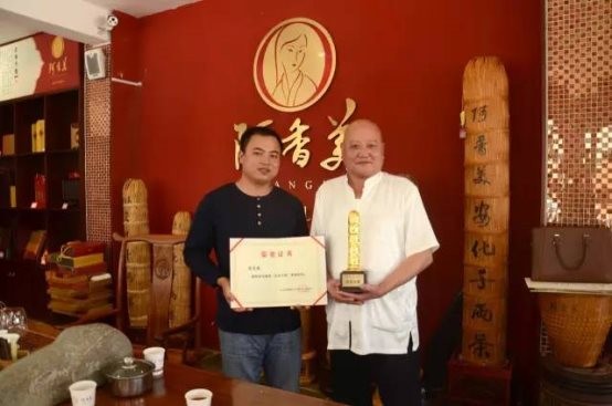 “安化十大制茶大師”、 “阿香美”黑茶技術掌門人——鄧龍章